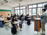 첫 등교 경북지역 고3 반가움 속 마스크 착용 차분하게 수업 진행