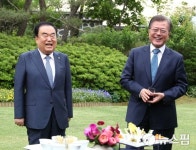 문대통령, 4부 요인과 함께 문희상 의장 만찬 참석