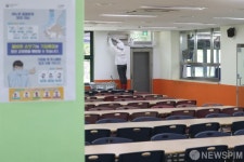 급식실 청소하는 한강중학교 직원들