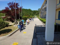 동해초등학교 첫 등교 수업일 2m거리 지키기