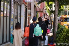 초등학교 1~2학년 등교수업 첫 날...엄마 손 잡고 출발
