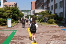 고2 등교 수업 첫 날...학년별 동선 거리두기