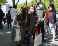 딸 배웅하는 어머니 첫 등교수업 잘 다녀와