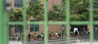 코로나19 검사 받는 원묵고등학교