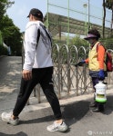원묵고 방역하는 중랑구청 관계자