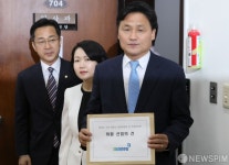 의사과 찾은 김영진 원내수석부대표