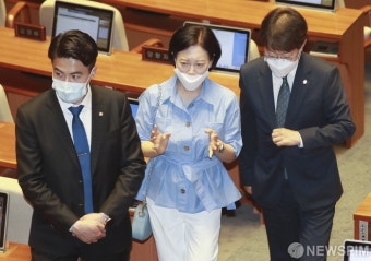 국회 본회의 나서는 이수진 의원