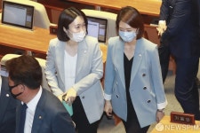 국회 본회의장 나서는 이소영 - 고민정 의원