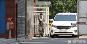 공군부대 황제병사 논란...1인실 사용·무단 외출 등