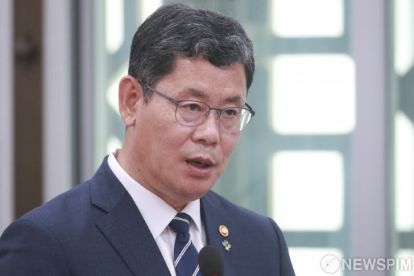 업무보고 하는 김연철 통일부 장관 | 포토뉴스