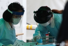 분주한 부천 선별진료소 의료진