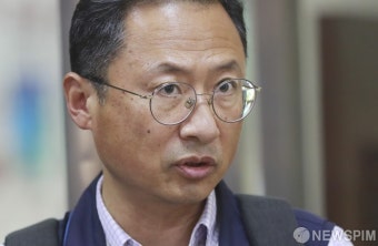답하는 김명환 민주노총 위원장
