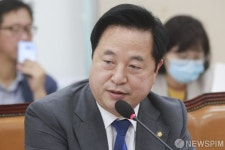 기획재정위원회 인사말하는 김두관 의원