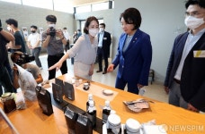 (주)크리에이티브모루 | 로컬크리에이터 제품 살펴보는 박영선 장관