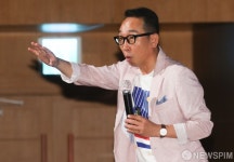 열띈 강연 펼치는 개그맨 장용