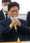 목타는 강신일 대원국제중학교장
