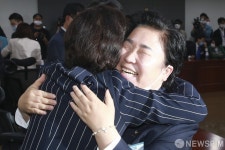 추미애 장관과 포옹하는 문정복 더불어민주당 의원