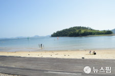 출입문 없는 해수욕장 통제…전남도 방역대책 실효성 논란