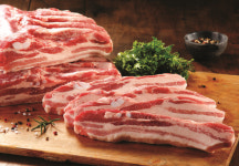 캠핑문화 확산에 삼겹살 매출 쑥...이마트 트레이더스 고기 할인권 판매