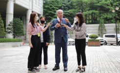 서울중앙지법 입구서 입장 밝히는 전광훈 목사