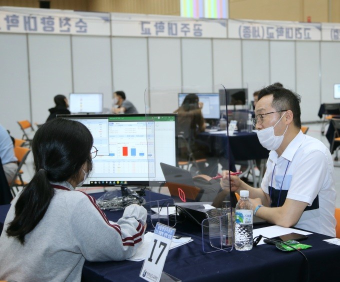 2025학년도 대입정보박람회, 입시 정보와 상담으로 수험생과 학부모들 도와줌