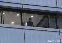 관정빌딩 건물 내에서 밖 살펴보는 시민