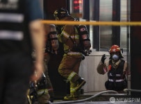 관정빌딩 지하에서 올라오는 소방관들