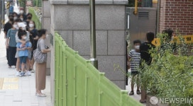 코로나19 검사 위해 묵현초등학교 찾은 학생들