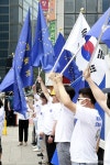 명동에 휘날리는 신중국연방 상징 깃발