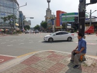 어르신 앉아서 신호대기하세요…청주시 장수의자 설치
