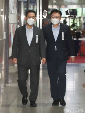 회의실 향하는 주호영 원내대표-김성원 원내수석부대표