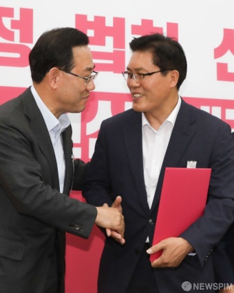 악수 나누는 주호영 원내대표-송석준 위원장