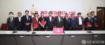 기념촬영하는 주호영 원내대표-송석준 부동산대책특위 위원장