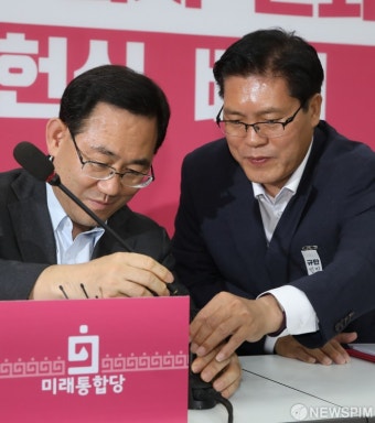 마이크 조정하는 주호영 원내대표-송석준 부동산대책특위 위원장