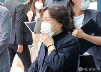 비통한 표정으로 빈소 나서는 인재근 의원