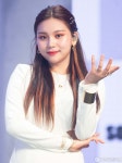 여자친구 엄지 귀염귀염