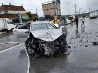 이천 응암사거리 빗길에 미끄러진 차량 충돌…2명 부상
