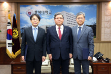 충북대 교학부총장 최영석-대외협력연구부총장 전달영