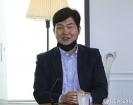 그린아트앤미디어 | 그라운드시소 소개하는 지성욱 미디어앤아트 대표