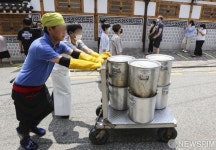 복날 인기 보양식 별관으로 옮겨지는 삼계탕