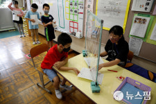 [사진] 日 초등학교 선생님과 대화할 때도 가림막 치고