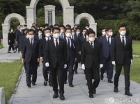 무명용사탑 참배한 21대 국회의장단-상임위원장단