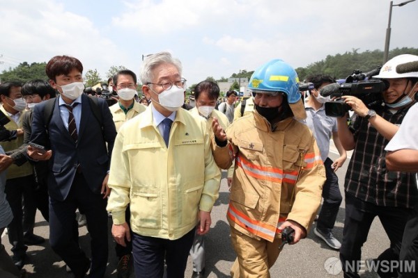 용인 물류센터 화재현장 점검하는 이재명 지사 | 포토뉴스