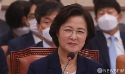미소 짓는 추미애 법무부 장관