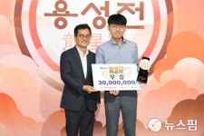 용성에프앤비 | [바둑] 신진서, 박정환 꺾고 용성전 첫 우승