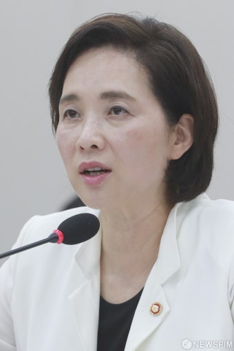 답변하는 유은혜 사회부총리 겸 교육부 장관