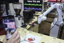 코로나19 시대 무인 로봇 바리스타가 운영하는 카페
