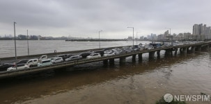 강변북로 통제, 도시고속 출구로 몰리는 차량들