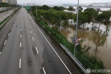 침수로 인한 강변북로 통제