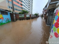 빗물에 잠겨버린 골목길